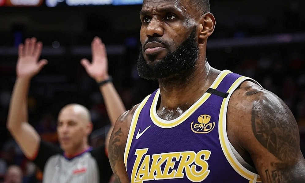 Mike James và 13 giây cuối: khi một đầu gối nói thay bảng điểm