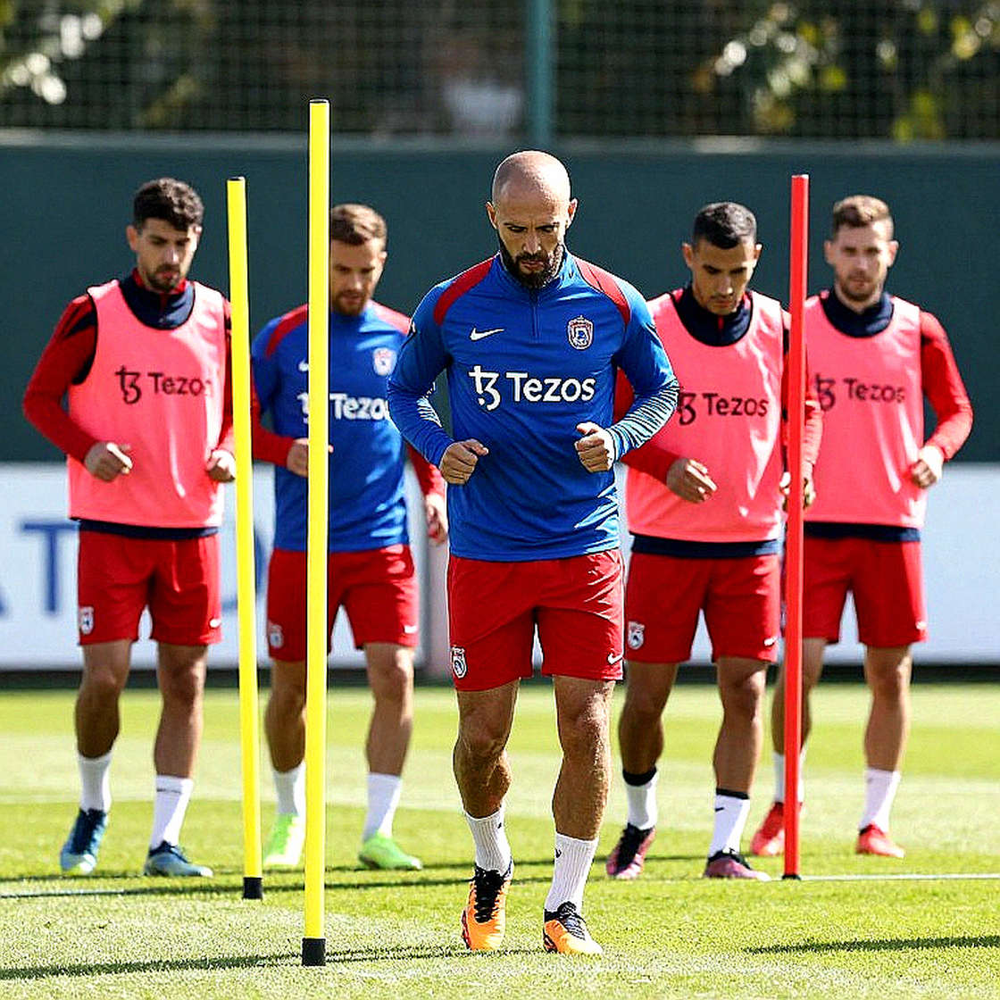Barcelona đưa Hamza Abdelkarim vào danh sách đội một: Tín hiệu hành chính hay tham vọng chiến thuật? Barcelona đưa Hamza Abdelkarim vào danh sách đội một: Tín hiệu hành chính hay tham vọng chiến thuật?